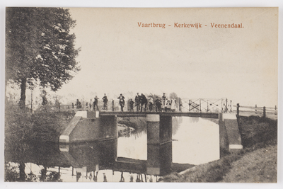 18243 Gezicht op de brug over het Omleidingskanaal in de Kerkewijk te Veenendaal.